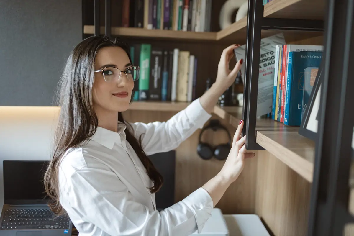 Dra. Sílvia Nicolau no escritório