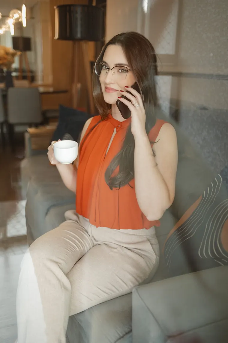 Dra. Sílvia Nicolau atendendo ao telefone